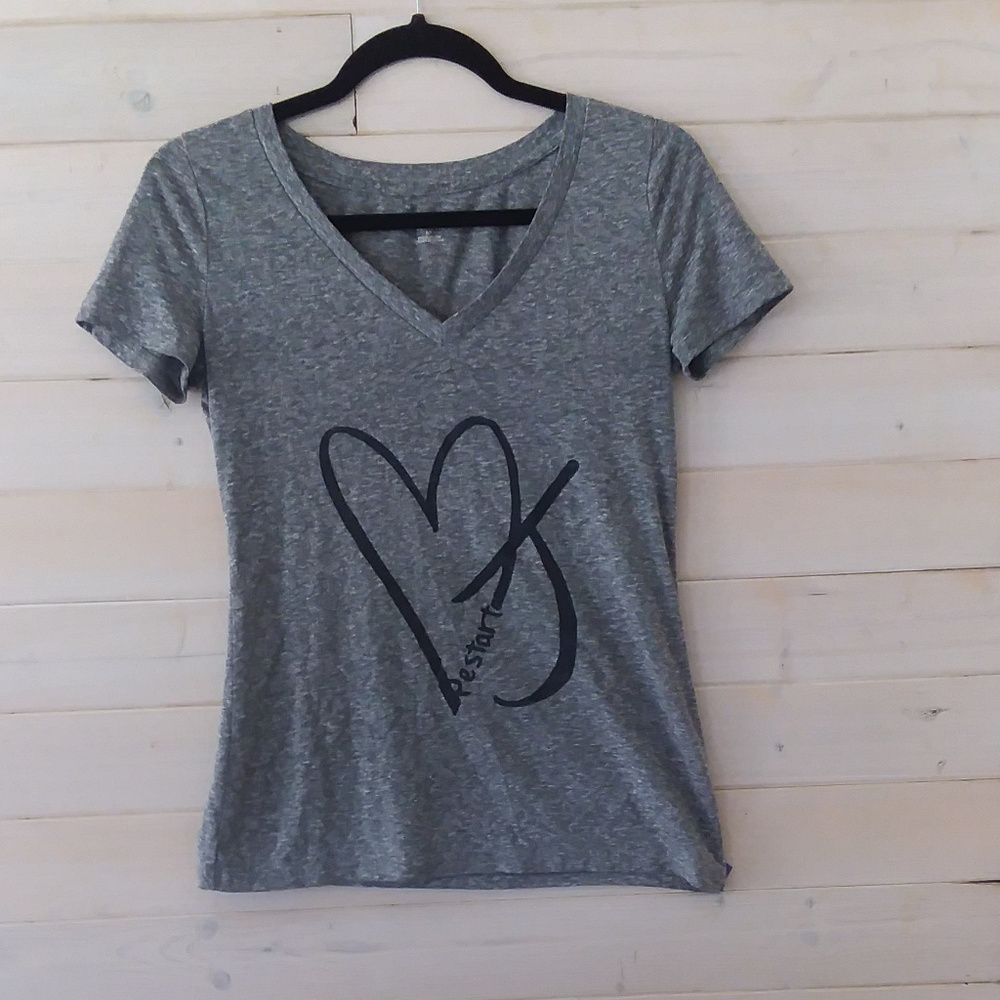 gray MOSSIMO short sleeve vneck top